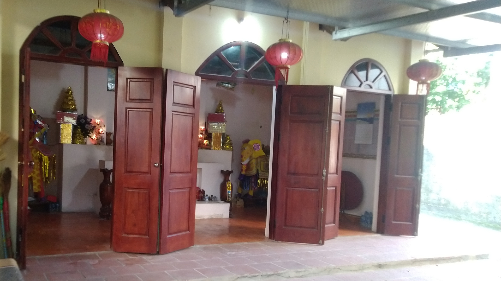 3_Bên Trái Đền.jpg